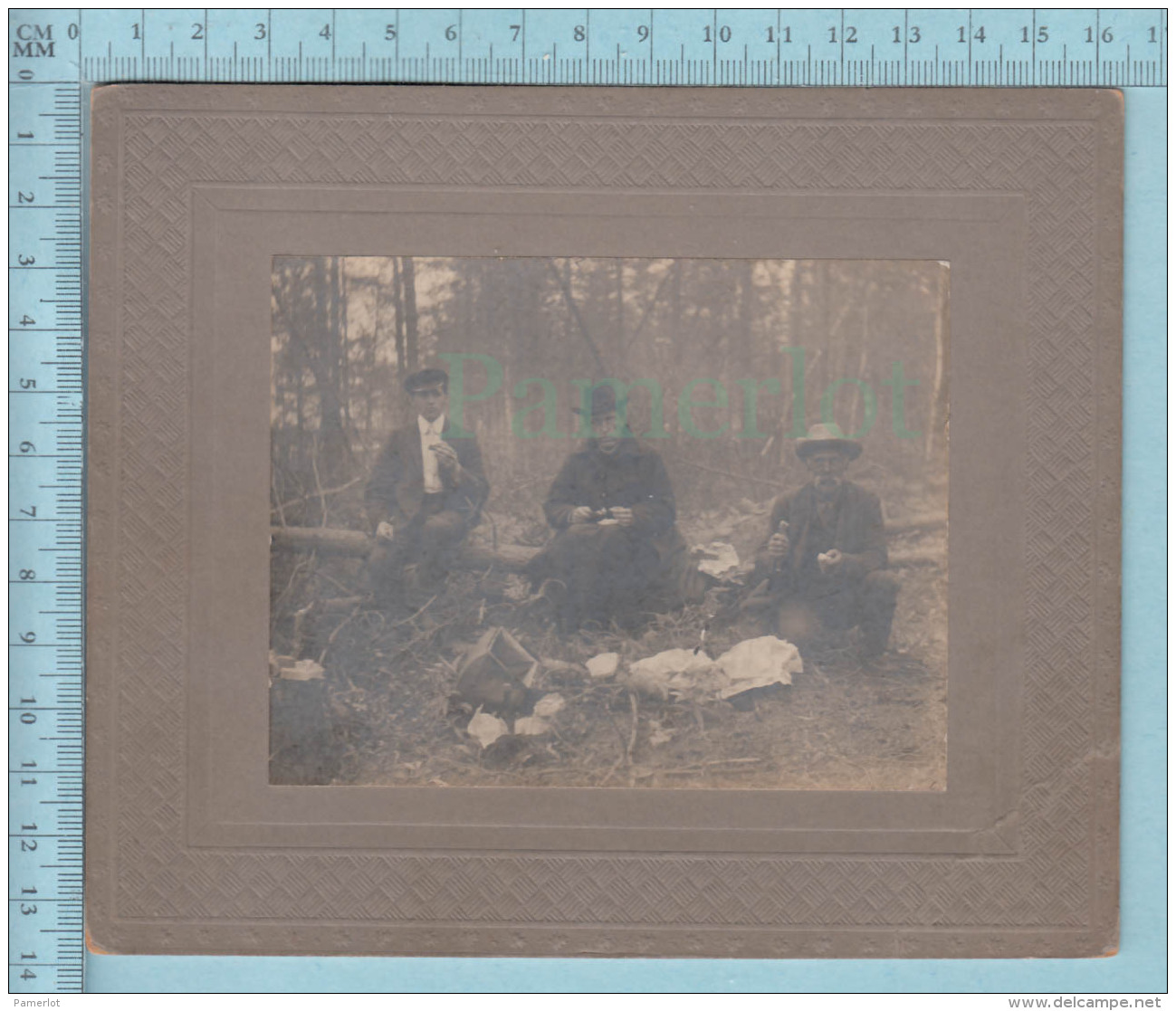 Photo CDV -  Repas Dans Les Bois Vers 1900 Deux Hommes Et Un Pretre - Non Classés