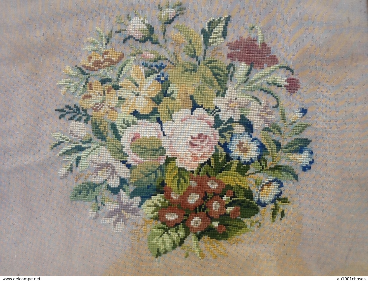 Tapisserie XIXème " Au Petit Point " à Décor D' Un Bouquet De Plusieurs Fleurs Colorés. Cadre En Pitchpin Avec Filets De - Tapijten