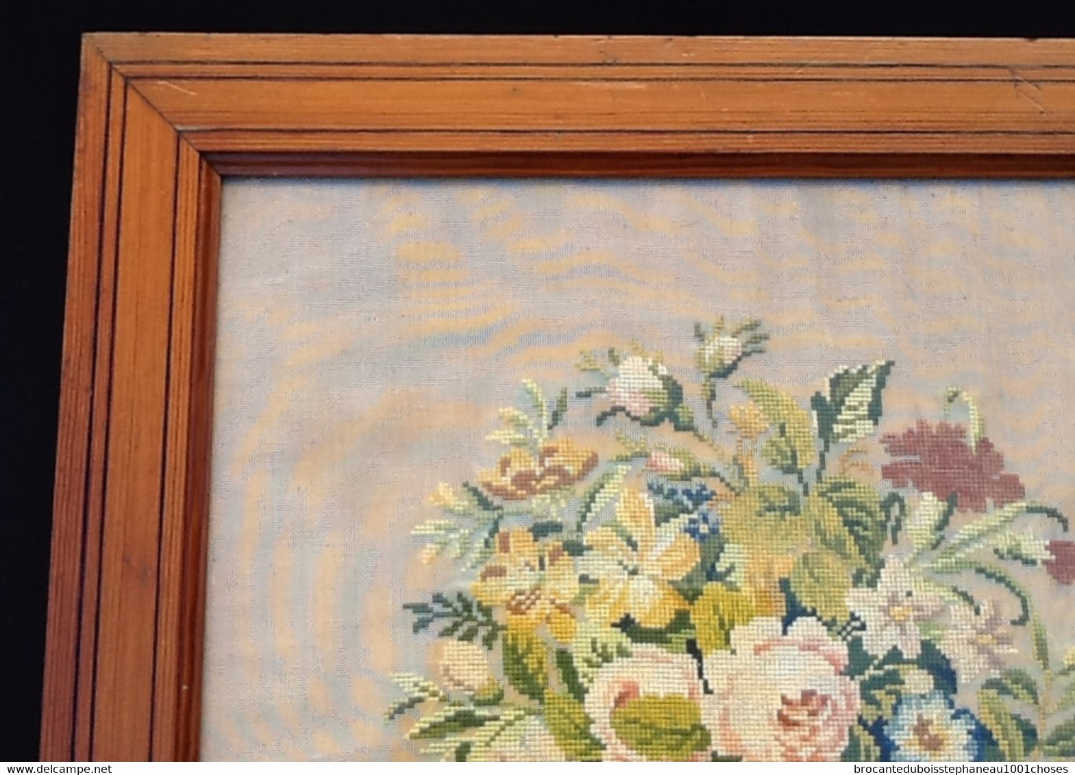 Tapisserie XIXème " Au Petit Point " à Décor D' Un Bouquet De Plusieurs Fleurs Colorés. Cadre En Pitchpin Avec Filets De - Teppiche & Wandteppiche