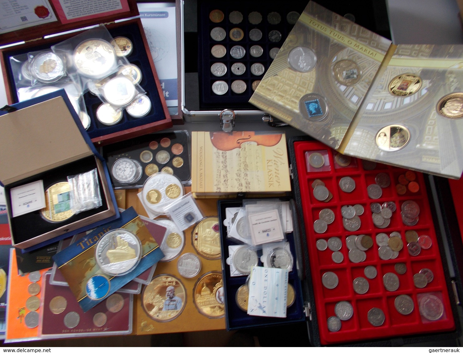 Alle Welt: Eine Sammlung An Münzen Und Medaillen Aus Aller Welt Aufbewahrt In 2 Koffern Und Mehreren - Andere & Zonder Classificatie