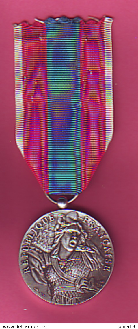 MEDAILLE AVEC RUBAN ARMEE NATION DEFENSE NATIONALE 4 SCANS - France