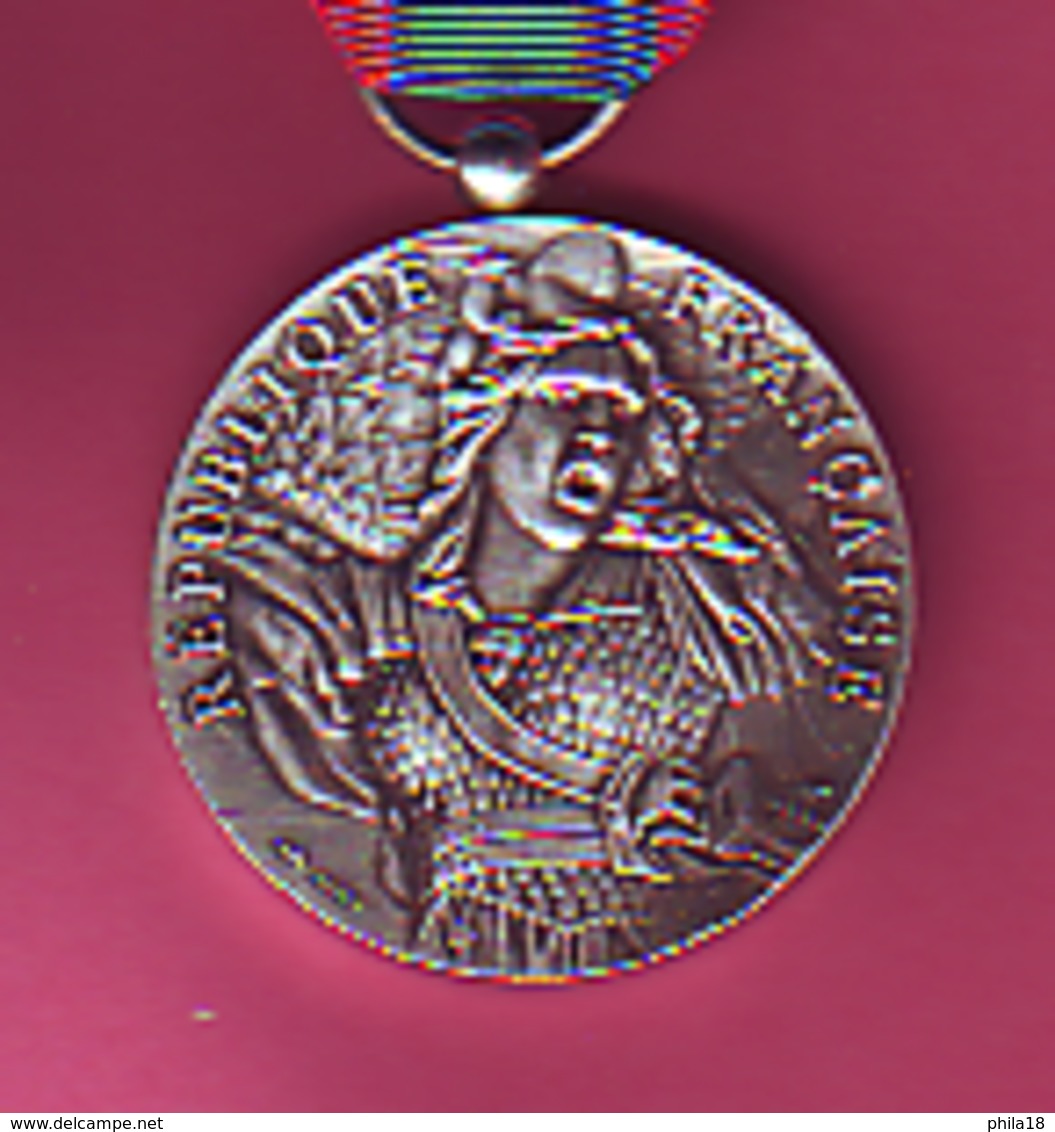 MEDAILLE AVEC RUBAN ARMEE NATION DEFENSE NATIONALE 4 SCANS - France