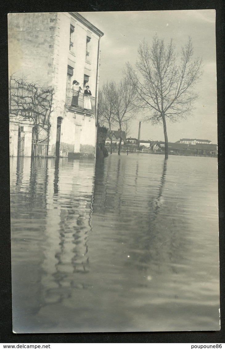 44 CPA - ANCENIS - CARTE-PHOTO  -  INONDATIONS 1910 - QUAI DE LA MARINE (EXTREMITE) - ANIMATION - Ancenis