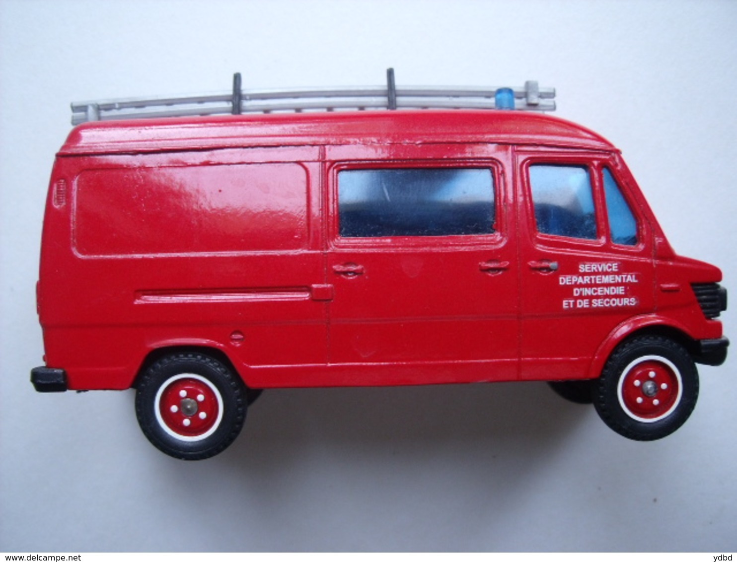 MINIATURE LE VEHICULE MERCEDES 407 D   DES POMPIERS - Pompiers