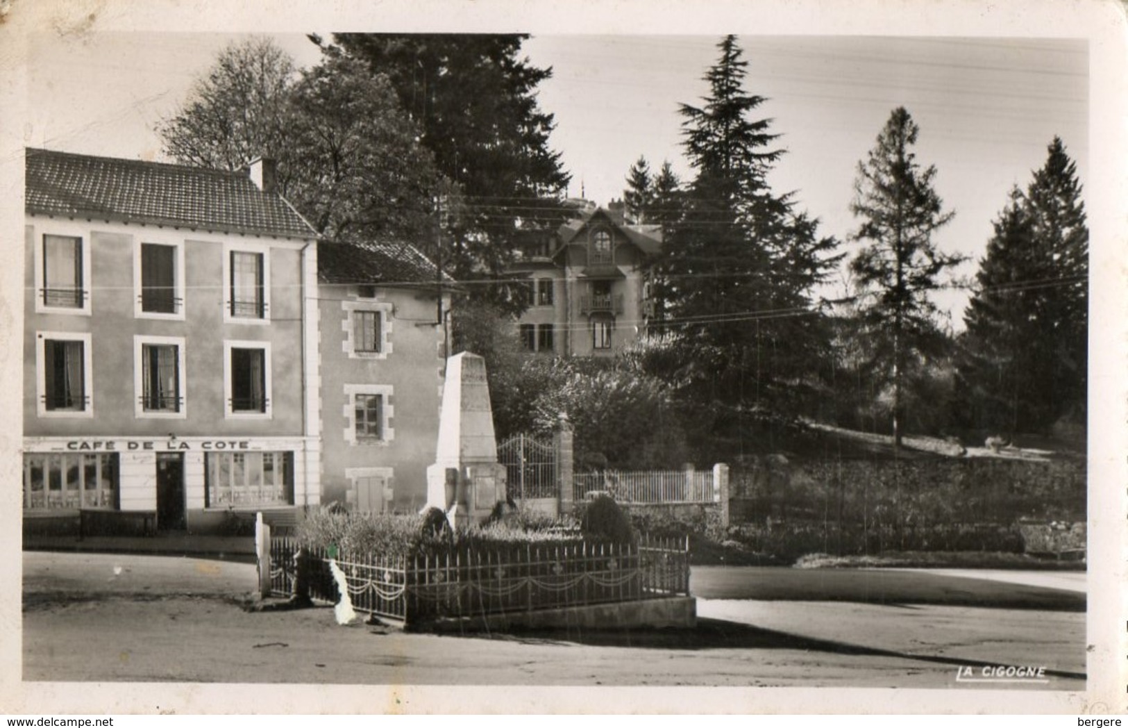 87. CPSM. RAZES. Monument Aux Morts Des Deux Guerres.  Café De La Cote. 1958. - Autres & Non Classés