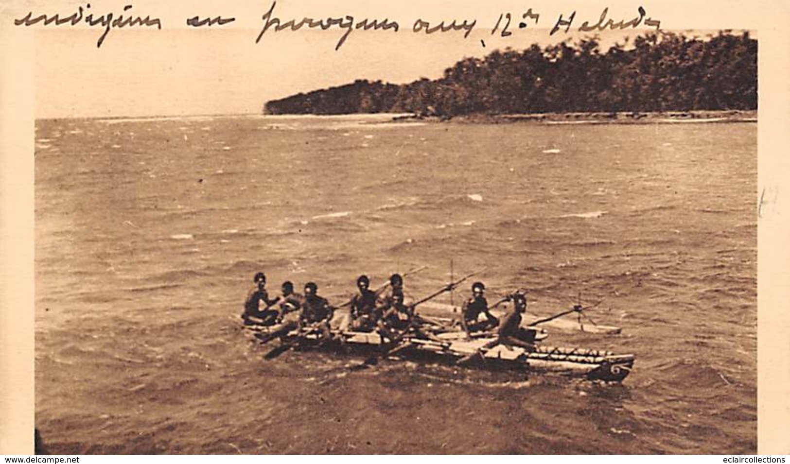 Nouvelles Hébrides     Océanie   :  Indigènes En Pirogue     (voir Scan) - Vanuatu