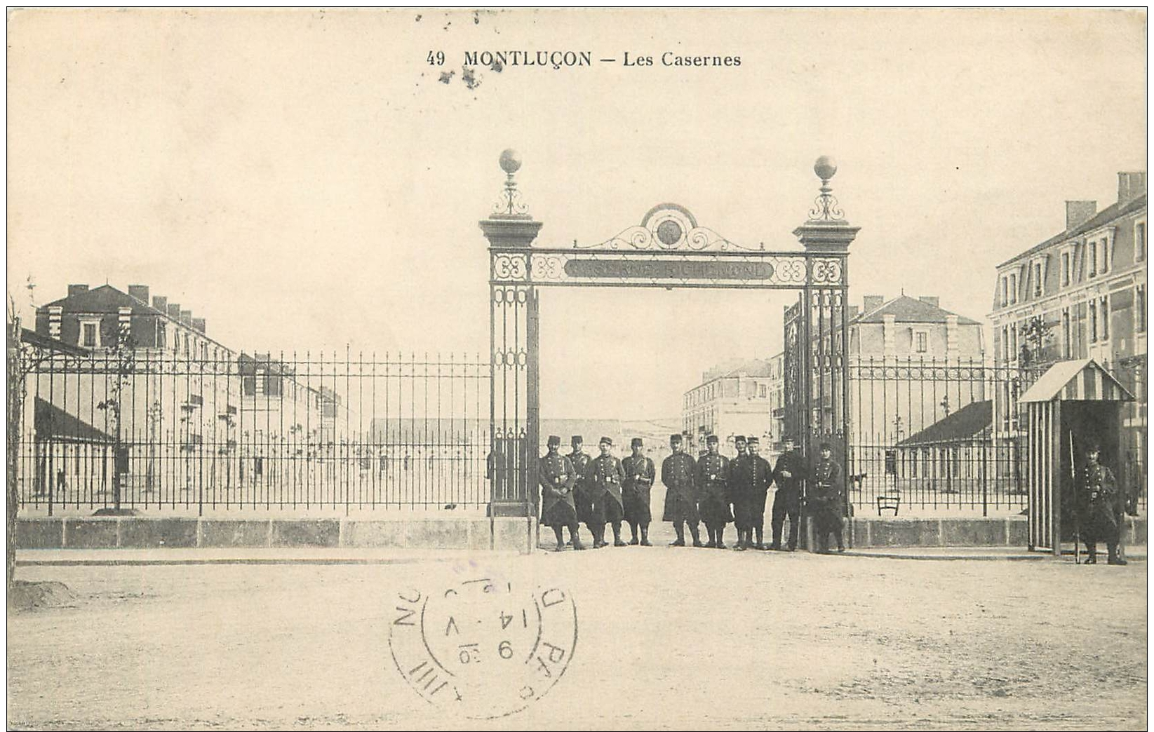 03-54 CPA    MONTLUCON   Les Casernes    Animation          Belle Carte - Montlucon