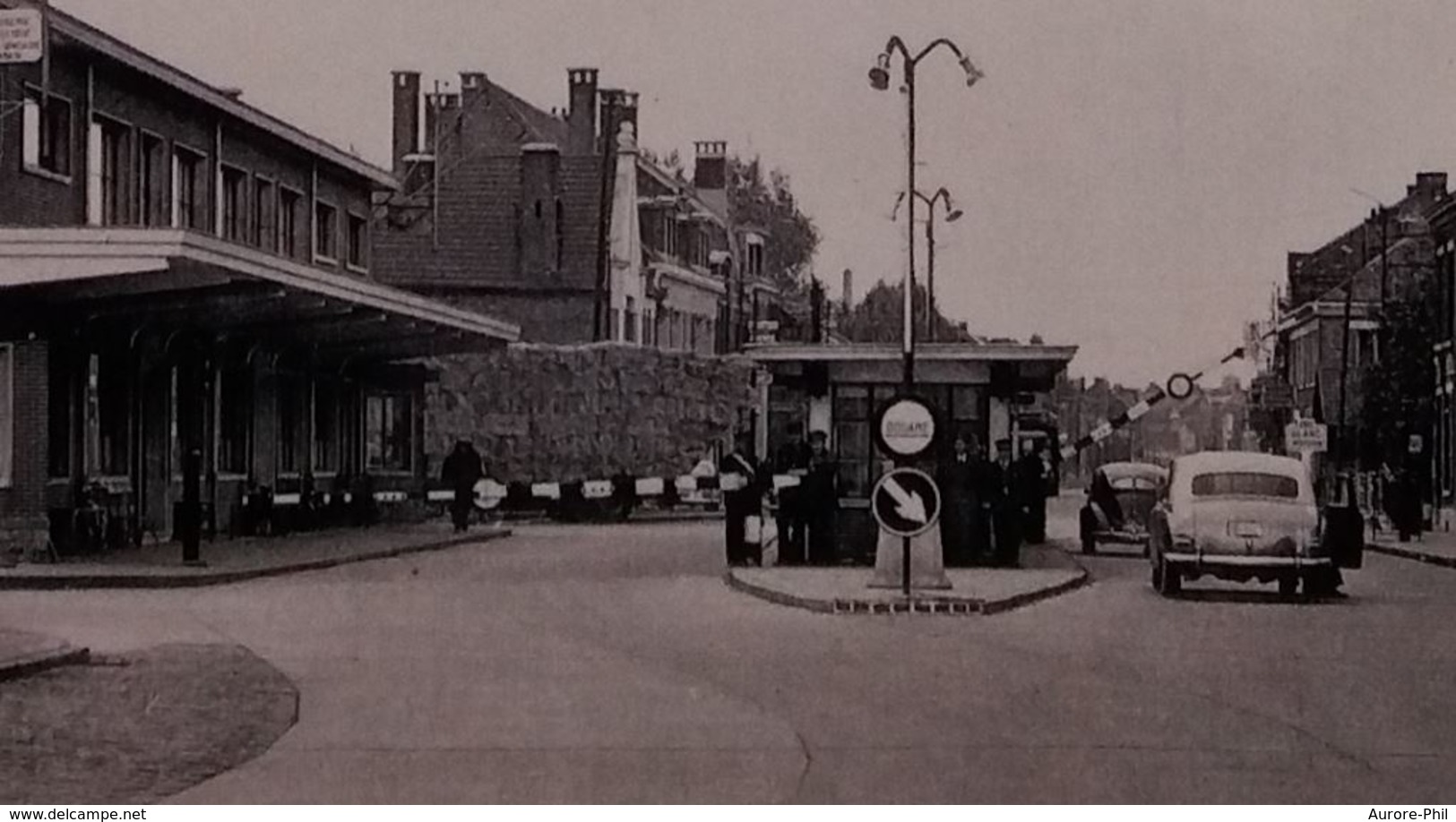 Quiévrain Gare Routière Internationale - Douane - Douaniers (Colle Au Verso, Coins Coupés) - Quiévrain