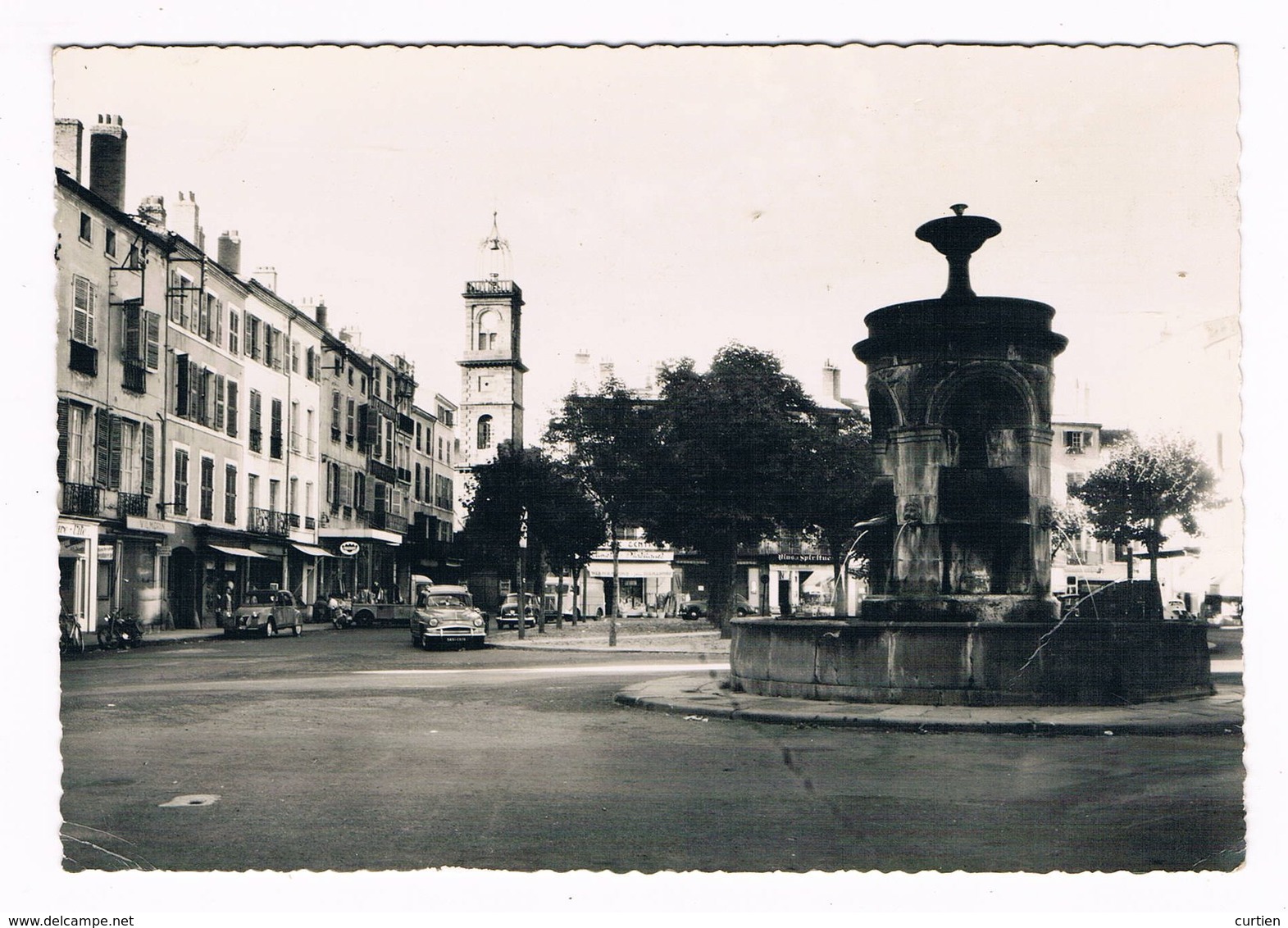 ISSOIRE  63  Place De La République En 1961 - Issoire