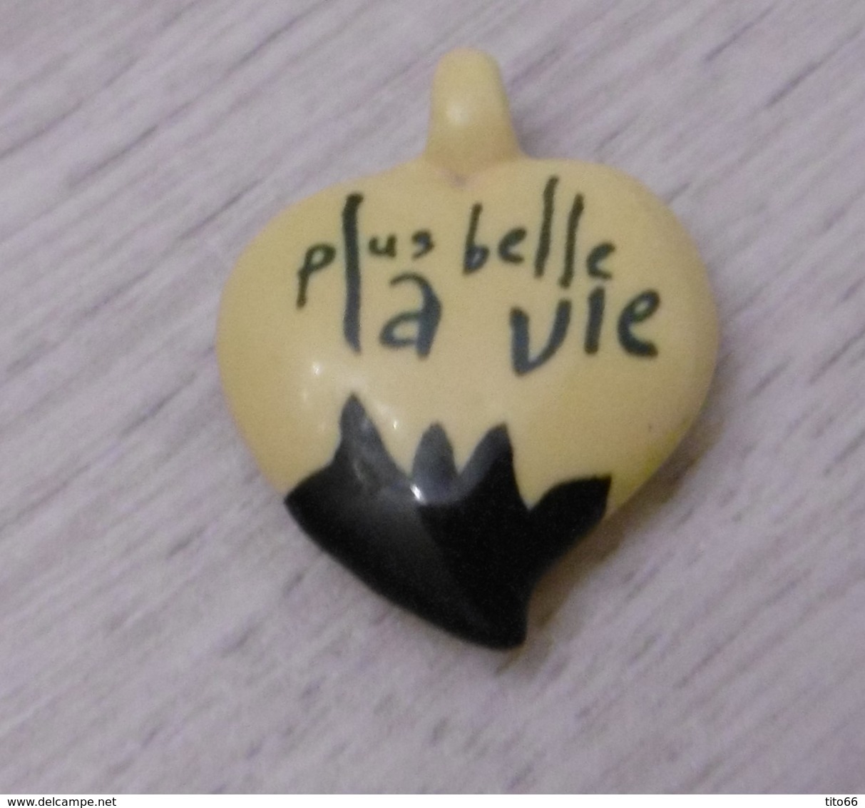 Fève Cœur Pendentif Série TV La Vie Est Belle - Autres & Non Classés