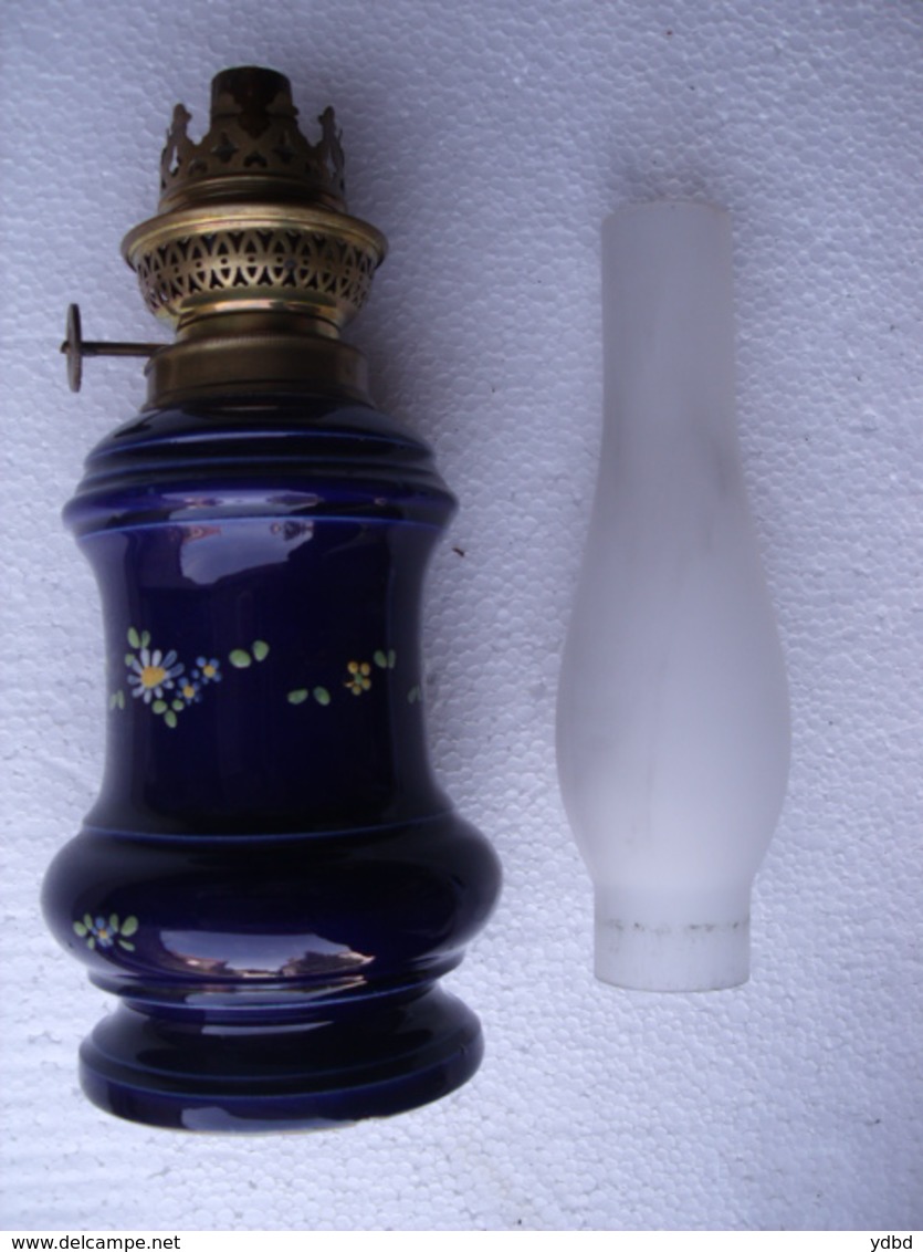 UNE ANCIENNE  LAMPE A PETROLE EN CERAMIQUE A MOTIF FLORAL - Luminaires & Lustres