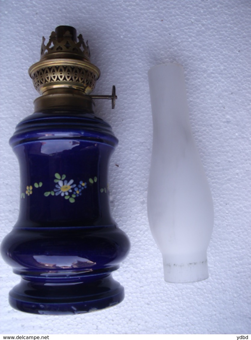 UNE ANCIENNE  LAMPE A PETROLE EN CERAMIQUE A MOTIF FLORAL - Luminaires & Lustres