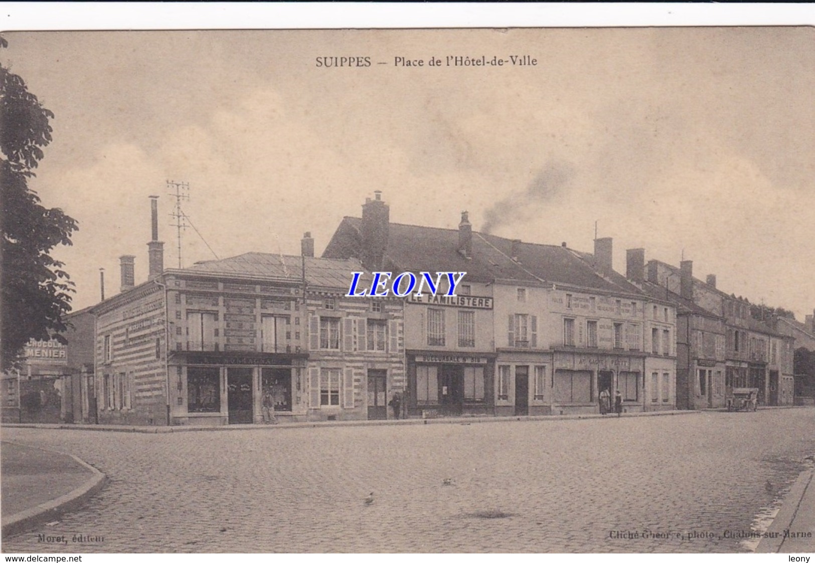 CPA De SUIPPES  (51) - PLACE De L'HOTEL De VILLE - édit MURAT -  COMMERCE LE FAMILISTERE - Altri & Non Classificati