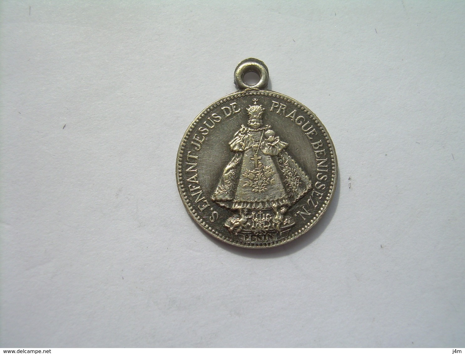 MEDAILLE RELIGIEUSE En METAL Argenté.. SAINT ENFANT JESUS De PRAGUE.. Signée PENIN...2 Scans - Religion & Esotérisme