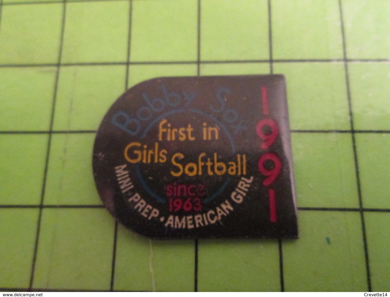 210a Pin's Pins / Beau Et Rare : Thème SPORTS : FILLES  QUI N'AIMENT PAS LA BASE .... SOFTBALL BOBBY SOX - Baseball