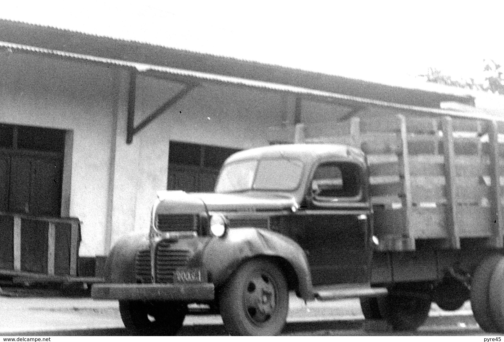 Lot de 14  négatifs " Garage au Cameroun 1949, 1950 " ( 9 x 6 cm, vue partielle )