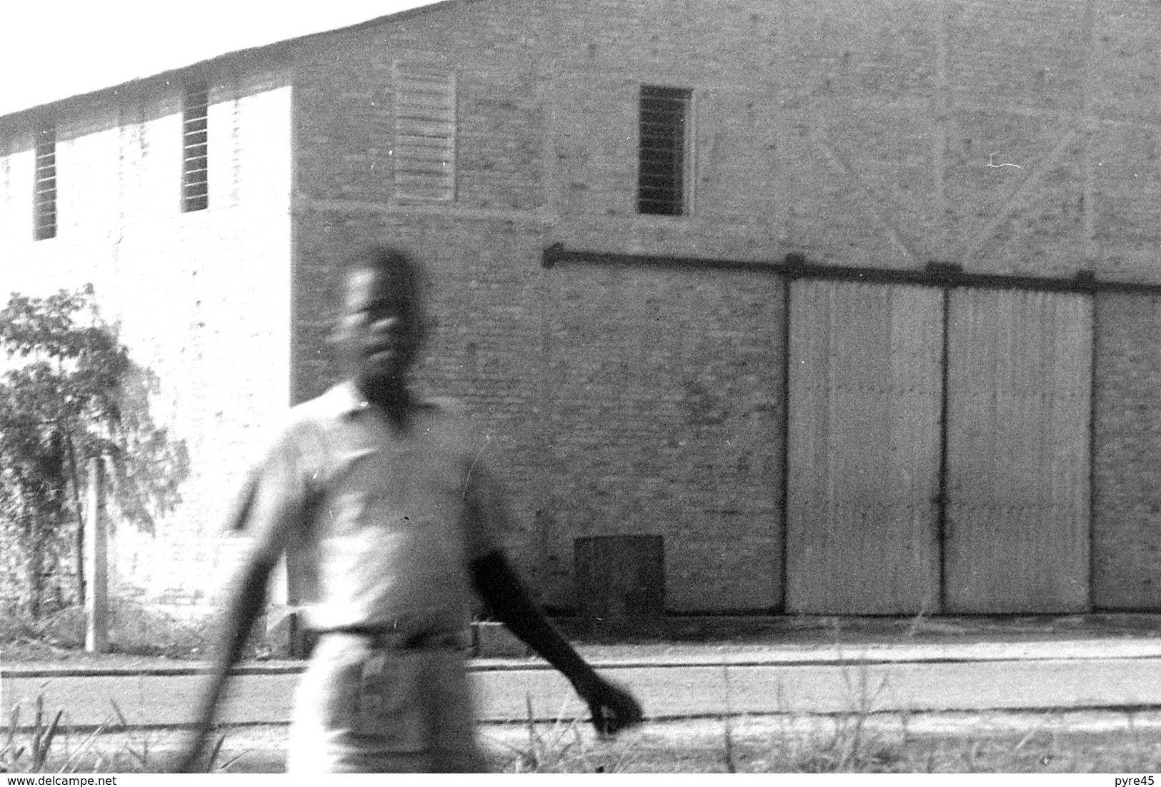 Lot de 14  négatifs " Garage au Cameroun 1949, 1950 " ( 9 x 6 cm, vue partielle )