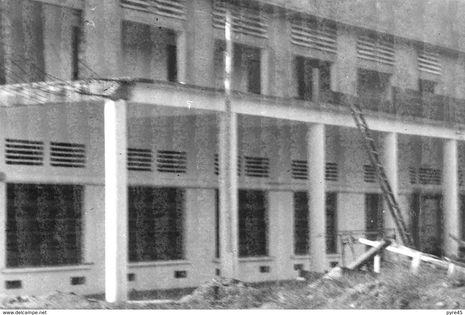 Lot de 14  négatifs " Garage au Cameroun 1949, 1950 " ( 9 x 6 cm, vue partielle )