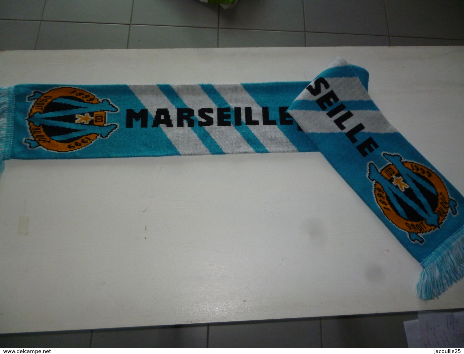 ECHARPE NEUVE DOUBLEE FOOT 055 FOOTBALL OM OLYMPIQUE DE MARSEILLE DU CENTENAIRE COLLECTOR LETTRES NOIRES - Autres & Non Classés