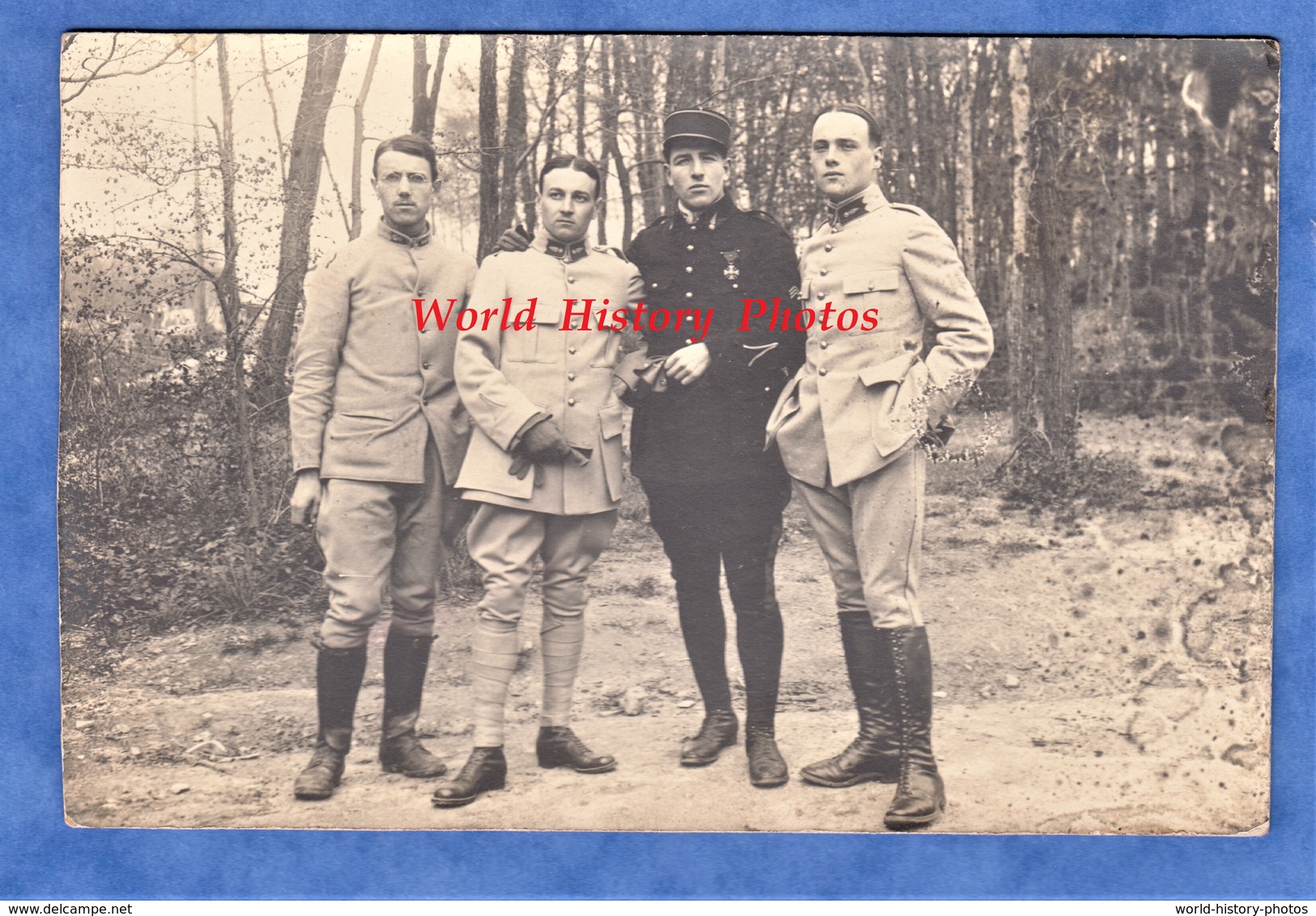 Carte Photo - à Situer - Groupe De Militaire / Poilu - Voir Uniforme - Pilote Aviateur Au Centre ? - WW1 Médaille Pose - Guerre 1914-18