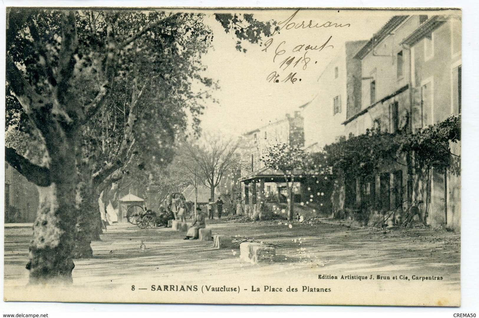 84 - SARRIANS - La Place Des Platanes. - Sarrians