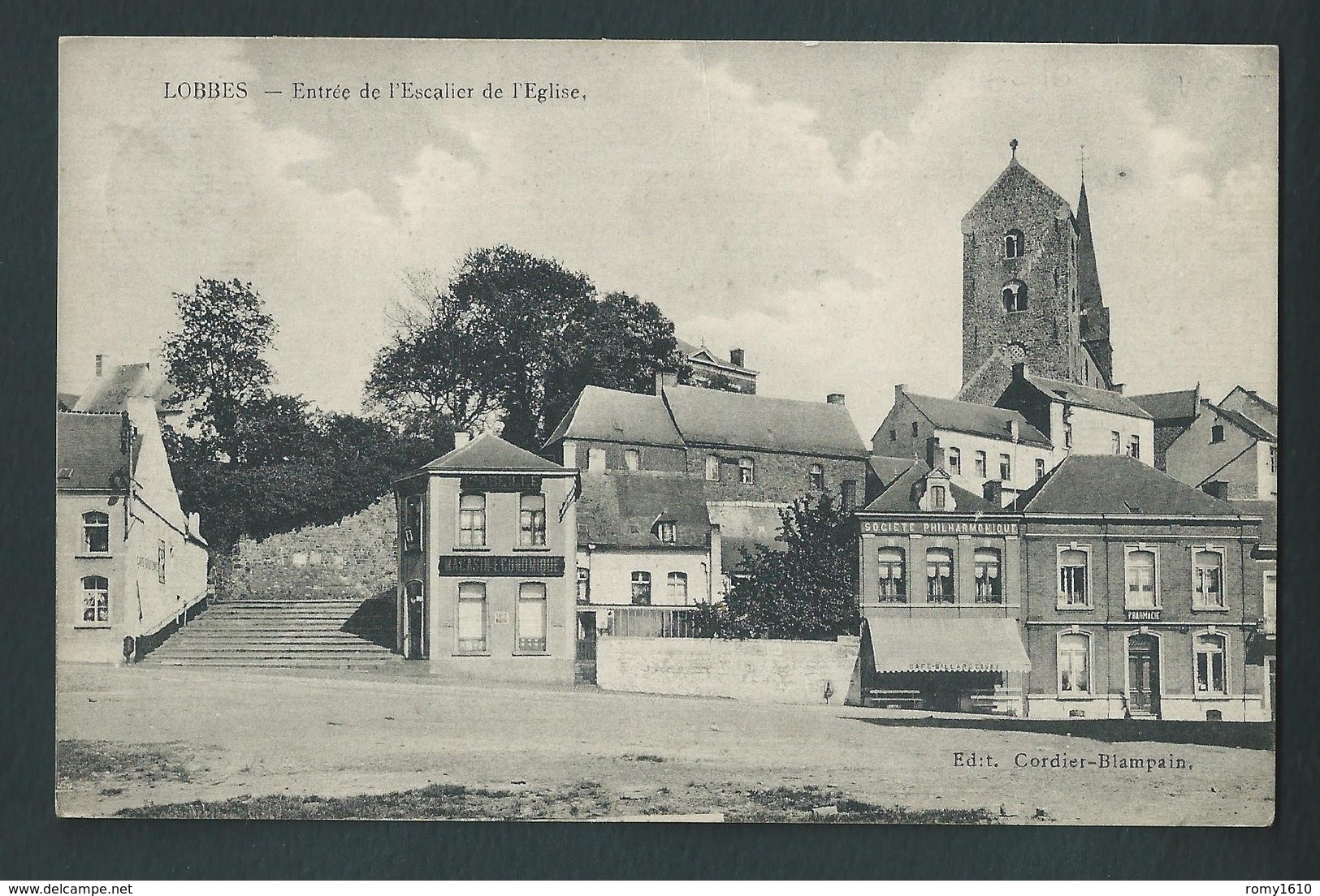 LOBBES.  Entrée De L'Escalier De L'Eglise, Abeille Magasin économique, Pharmacie...   2 Scans. - Lobbes