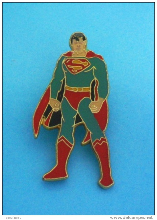 1 PIN'S  //    ** SUPERMAN  / CLARK  JOSEPH  KENT // NÉ SUR KRYPTON / NOMMÉ KAL-EL ** - Comics