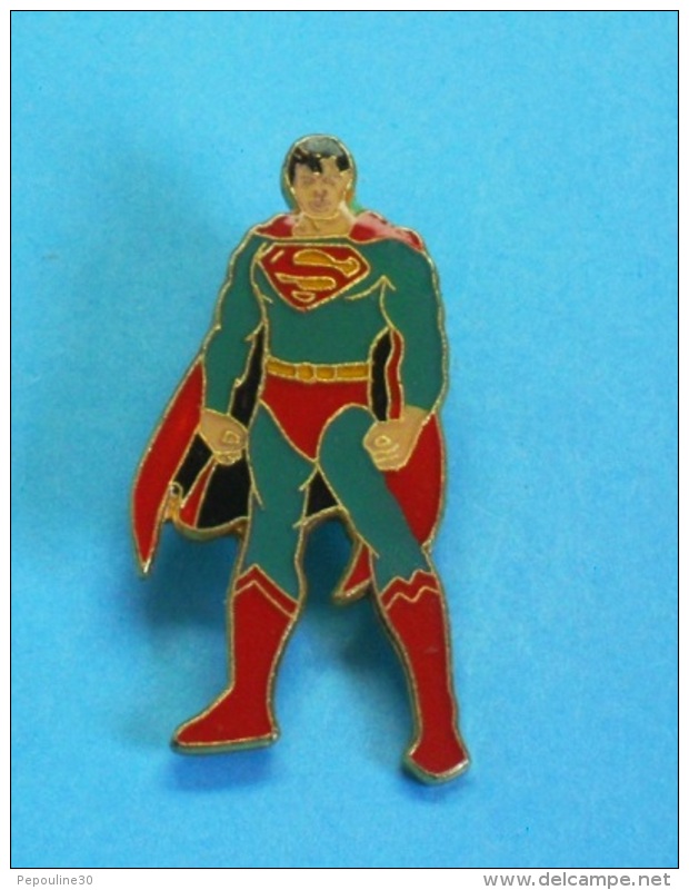 1 PIN'S  //    ** SUPERMAN  / CLARK  JOSEPH  KENT // NÉ SUR KRYPTON / NOMMÉ KAL-EL ** - Comics