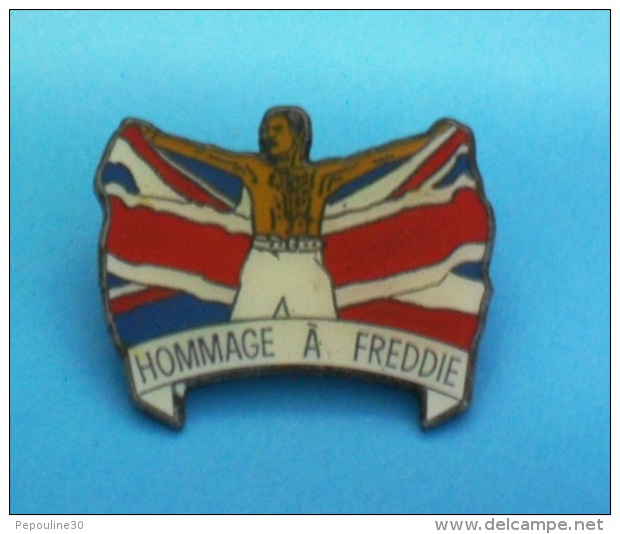 1 PIN'S // ** QUEEN / HOMMAGE A FREDDIE /  Né Le 05/09/ 46 / Parti Le 24/11/ 91 ** . (&copy; Qualité Collectors Série Li - Celebrities