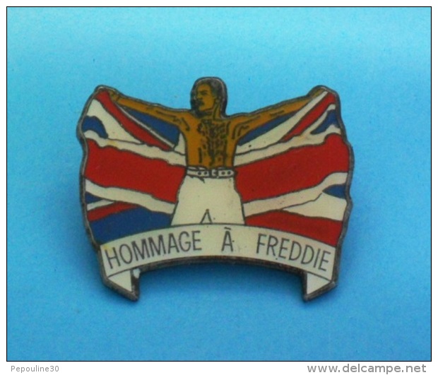 1 PIN'S // ** QUEEN / HOMMAGE A FREDDIE /  Né Le 05/09/ 46 / Parti Le 24/11/ 91 ** . (&copy; Qualité Collectors Série Li - Celebrities