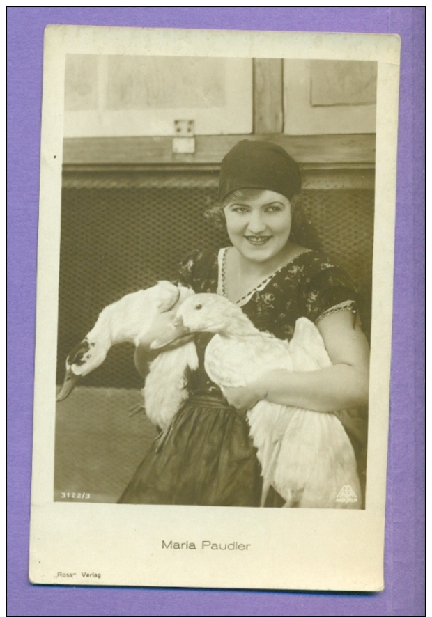 MOVIE STAR MARIA PAUDLER &amp; DUCK # 3122/3 VINTAGE PHOTO PC. PUBLISHER GERMANY 4679 - Actors