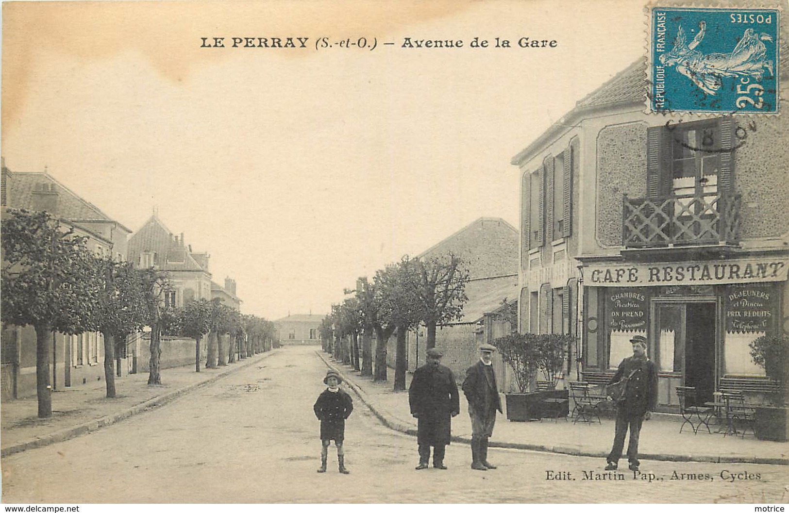 LE PERRAY - Avenue De La Gare.(avec Le Facteur) - Le Perray En Yvelines