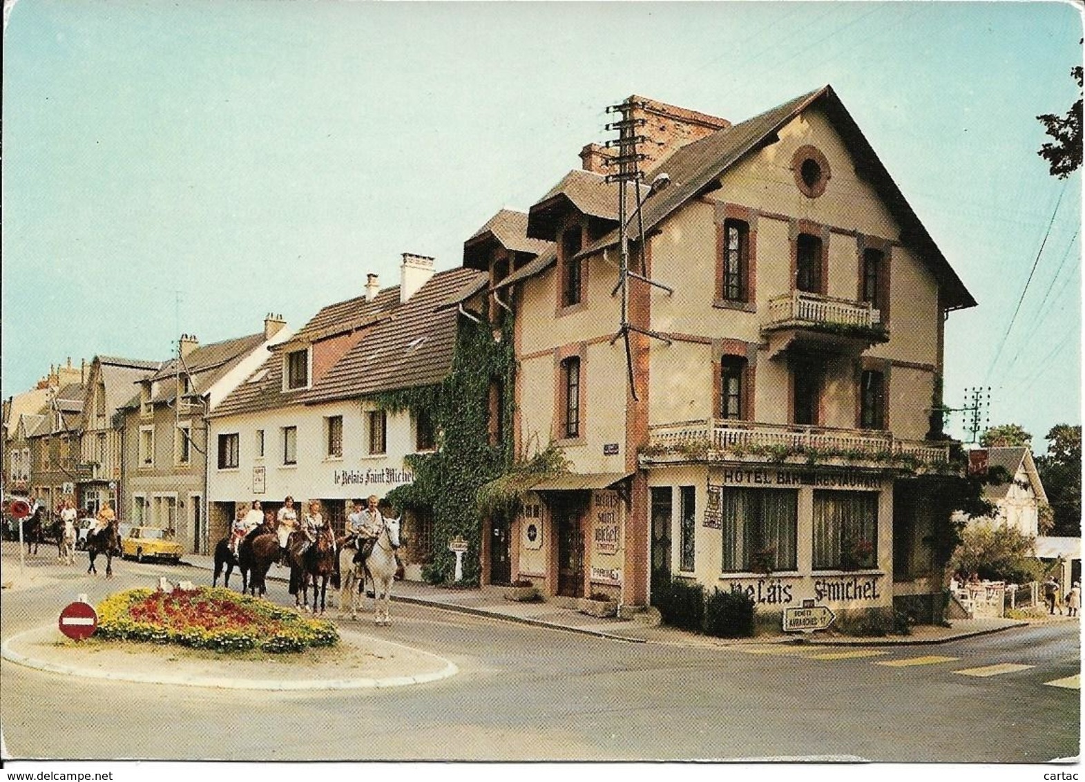 D50 - SAINT JEAN LE THOMAS - HOTEL  DU RELAIS ST MICHEL ET RUE GENERAL DE GAULLE - Cavaliers - Renault 8 - Autres & Non Classés