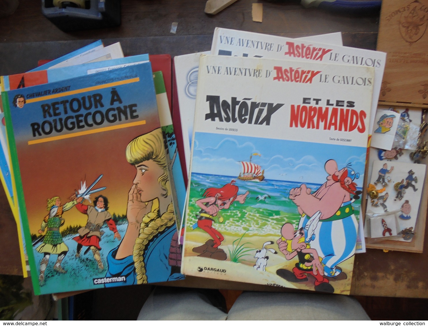 8 BANDES DESSINEES(BON ETAT)+1 JEU NEUF+1 BOITE PINS "TINTIN-MILOU" Et DIVERS - Bücherpakete