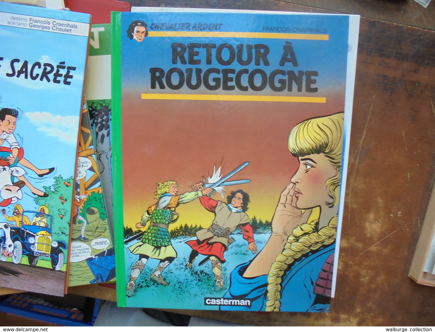 8 BANDES DESSINEES(BON ETAT)+1 JEU NEUF+1 BOITE PINS "TINTIN-MILOU" et DIVERS