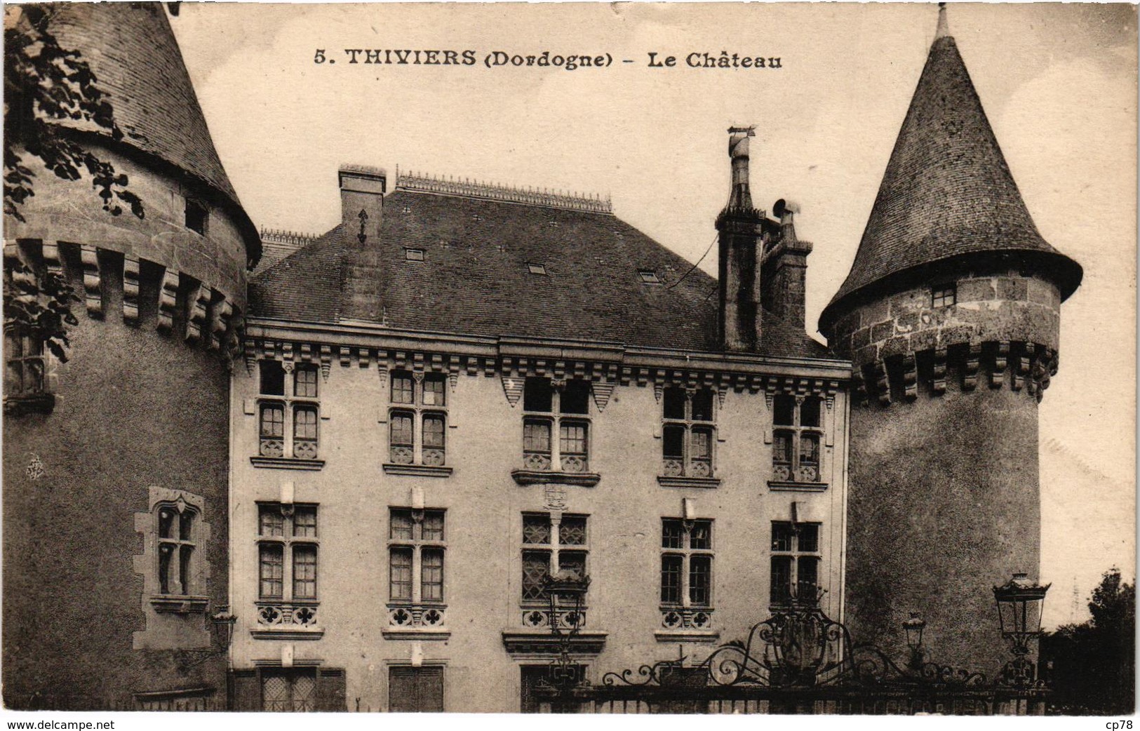 THIVIERS (24) Le Château - Gros Plan - Belle Carte Postée - Thiviers