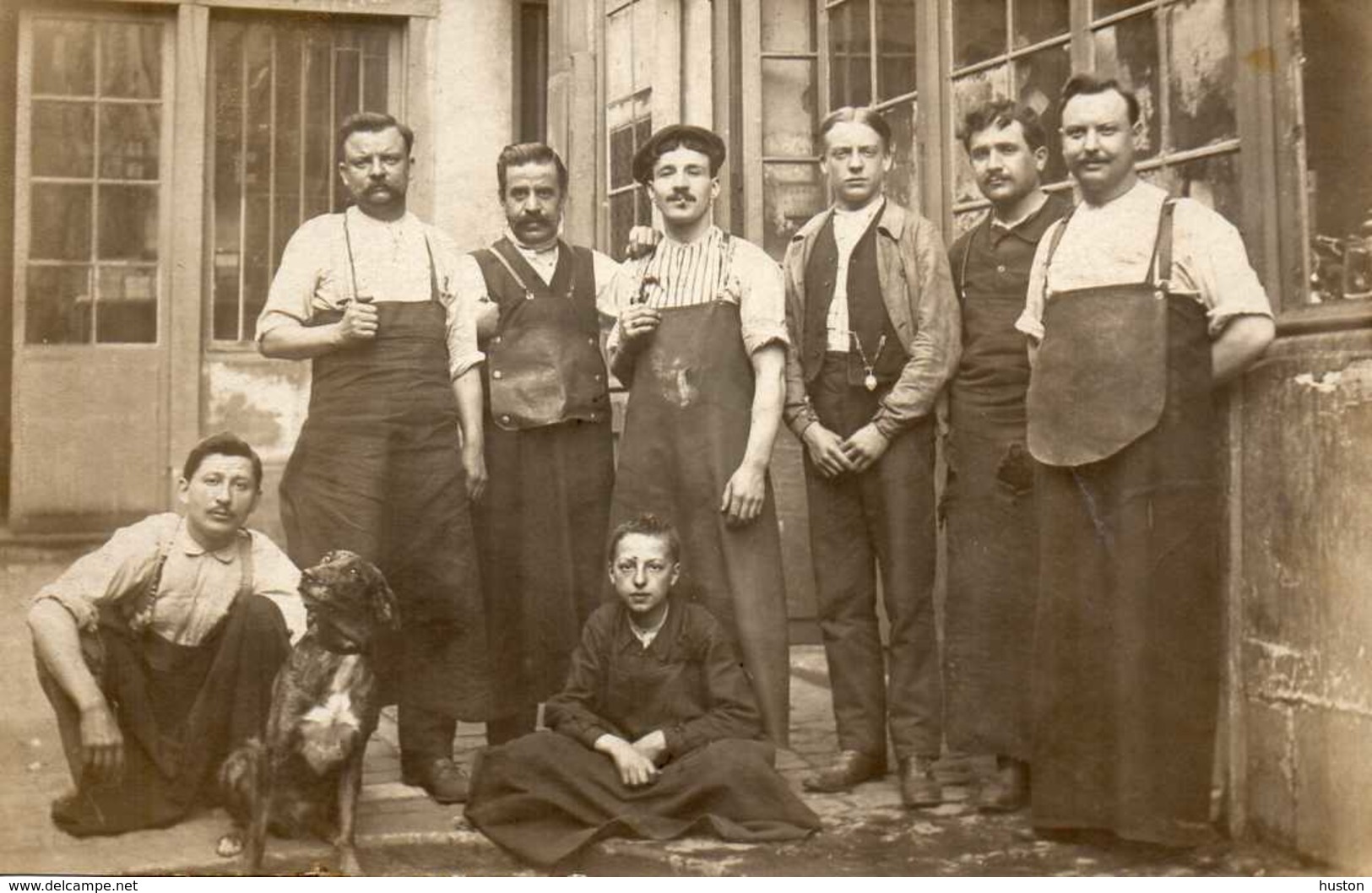 Groupe De Cordonniers Posant Devant Leur Atelier - CARTE PHOTO - Autres & Non Classés