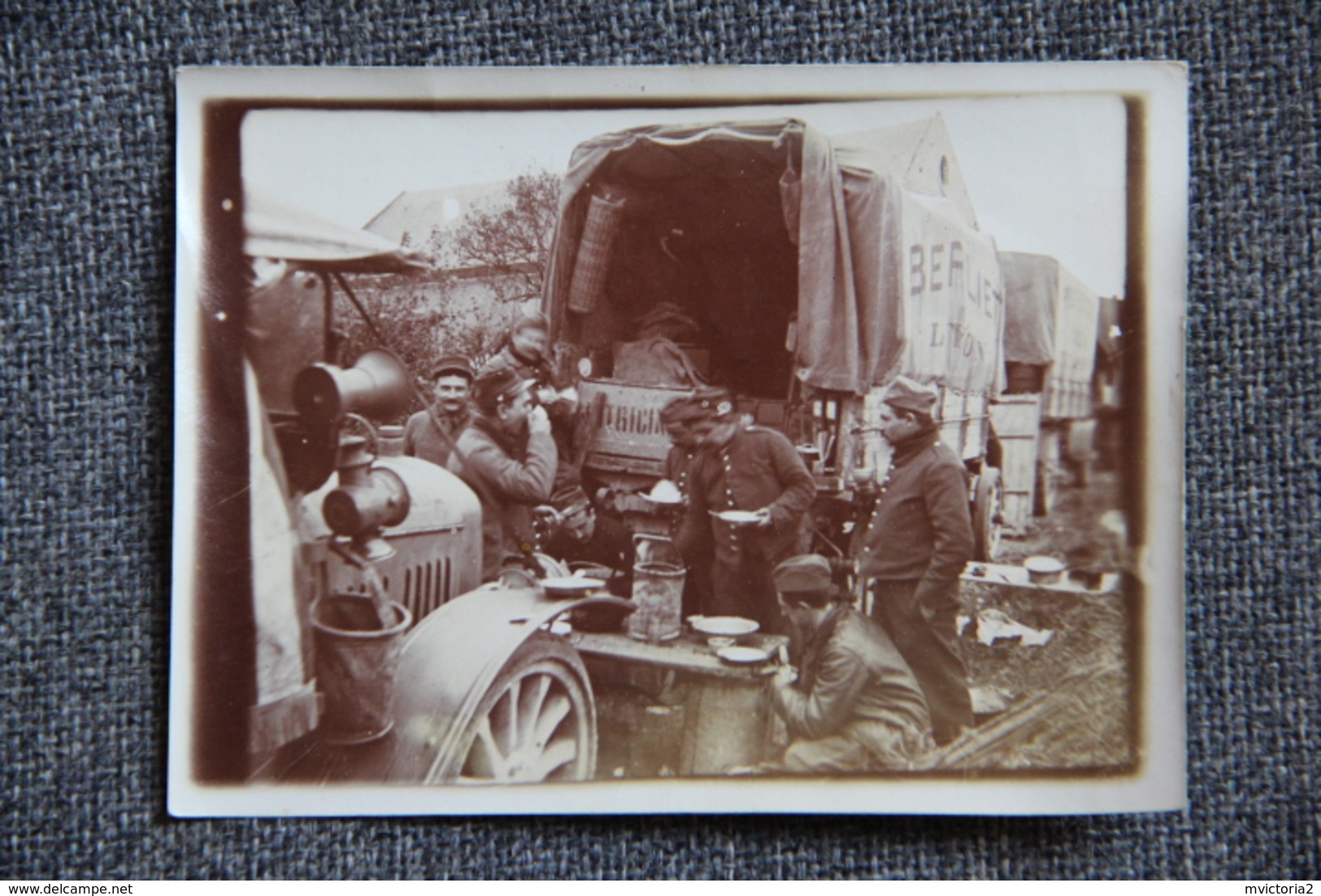 Superbe Photo De Militaires Durant La Guerre 1914 /18 ,déjeunant à VERT GALANT Près D'AMIENS. - Guerre, Militaire