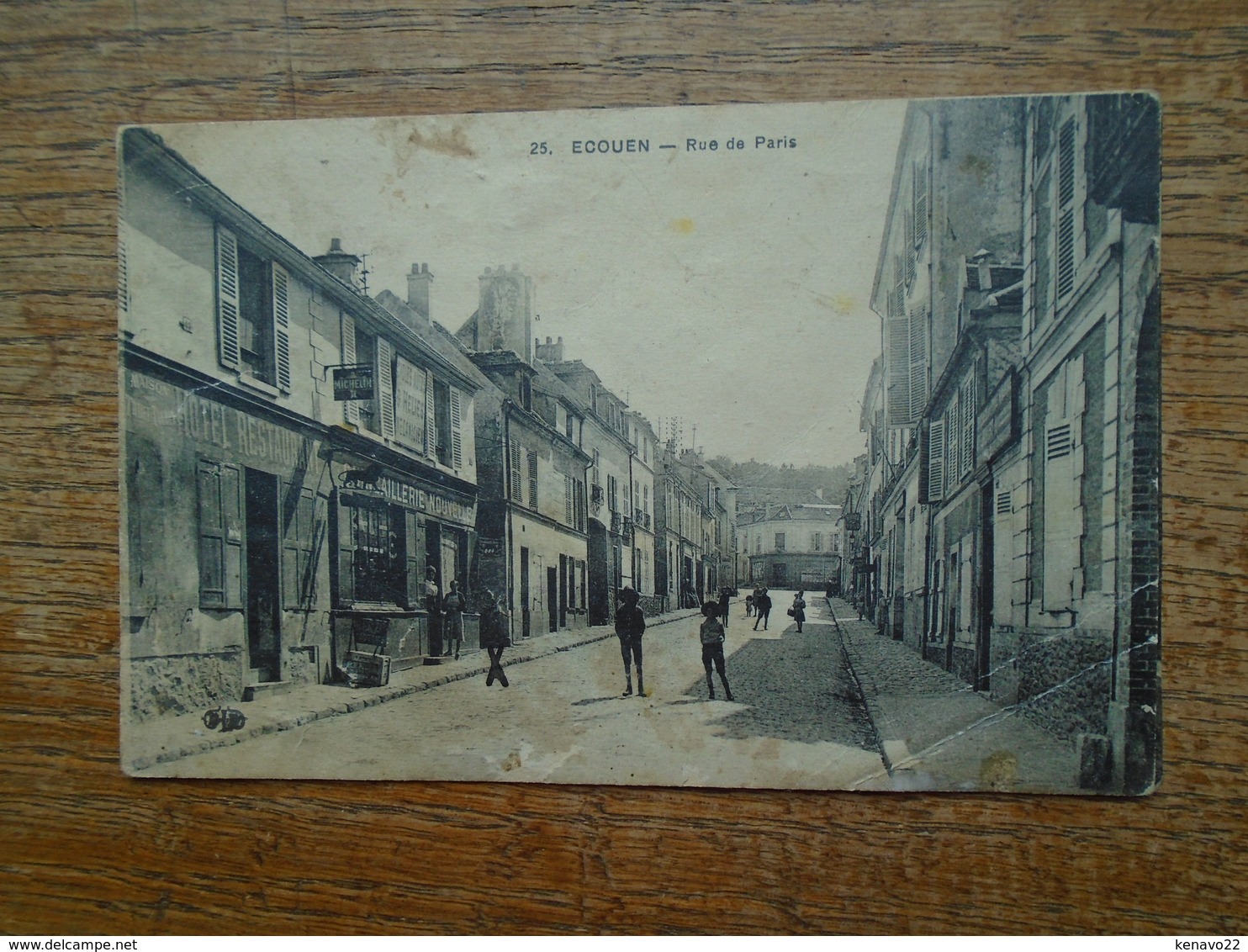 Carte Assez Rare , Ecouen , Rue De Paris "" Carte Animée "" - Ecouen