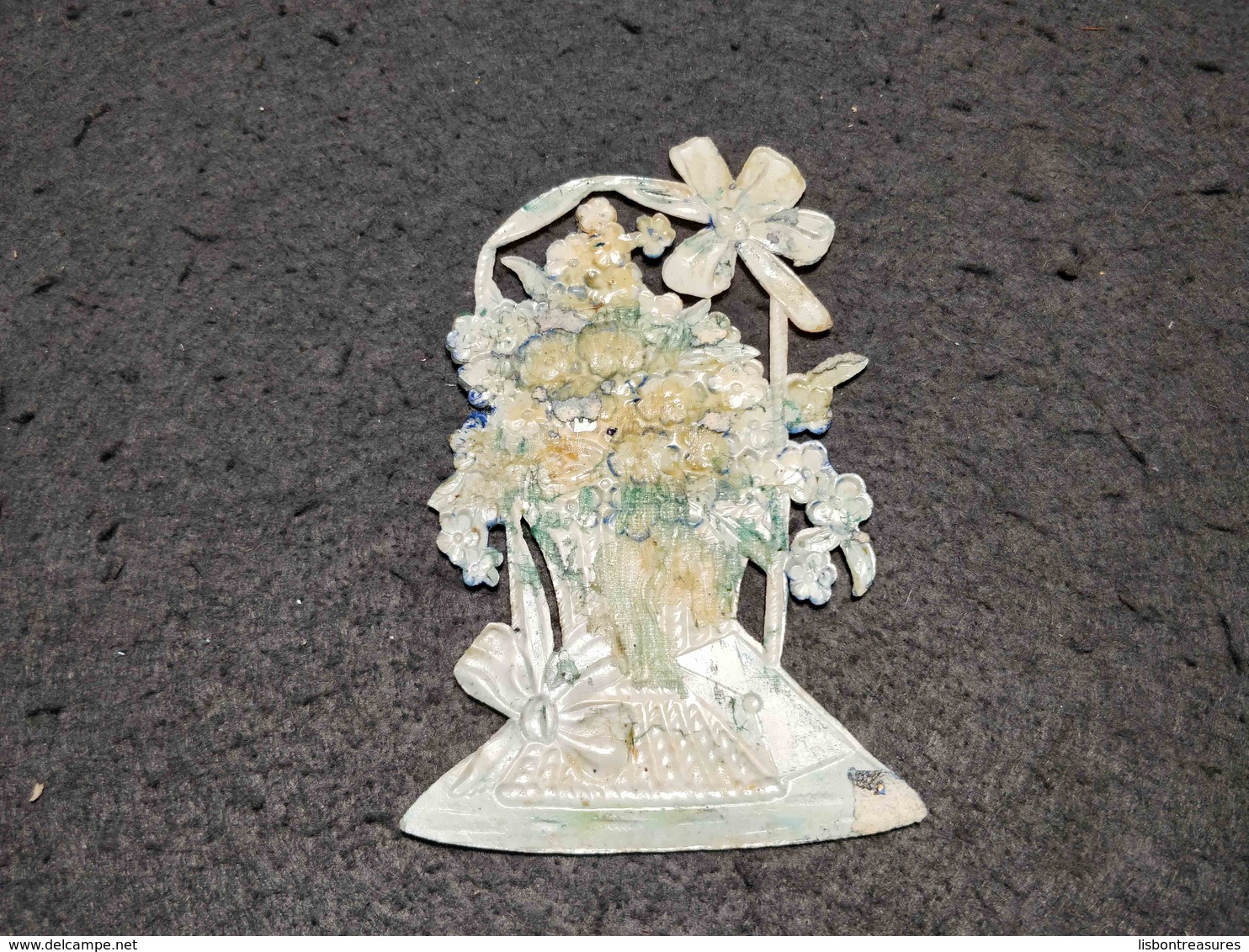 RARE ANTIQUE DIE CUT SCRAP PLASTIC BASKET WITH FLOWERS - Blumen