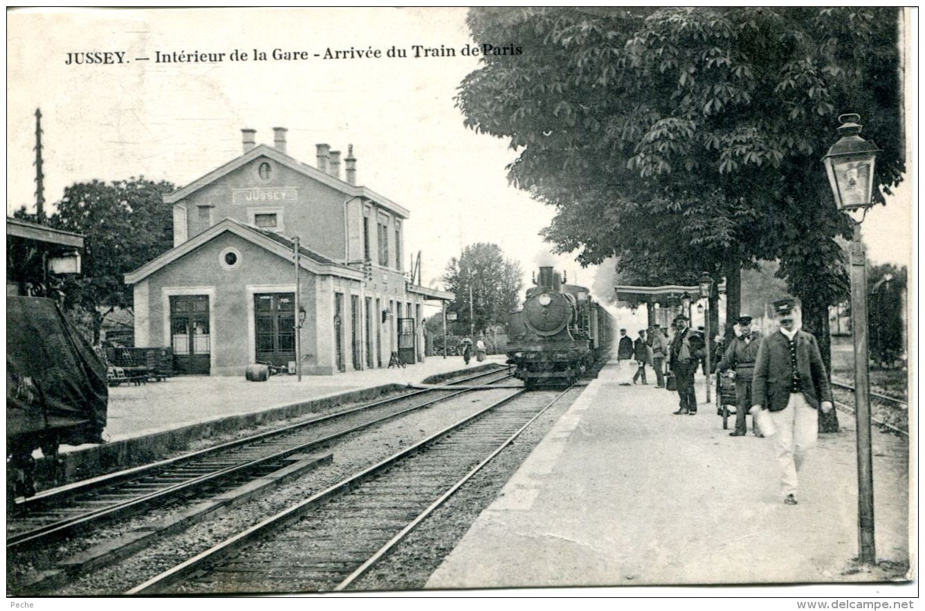 N°1700 A -cpa Jussey -intérieur De La Gare-arrivée Du Train De Paris- - Gares - Avec Trains