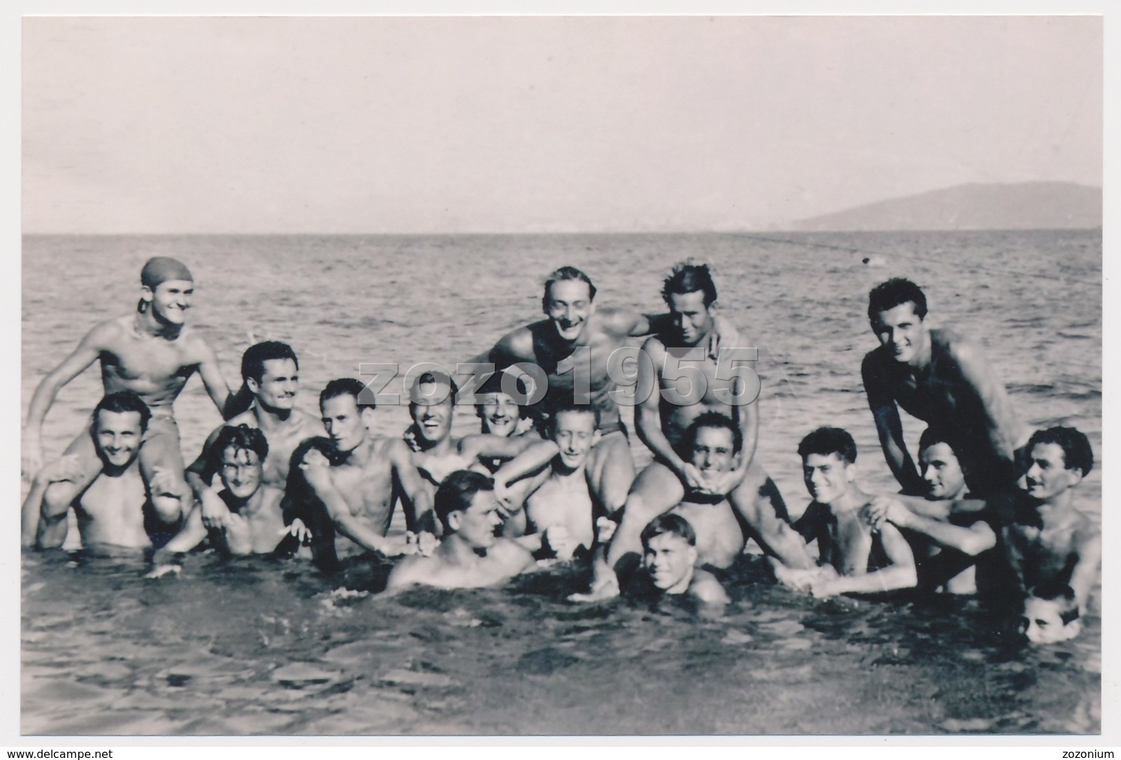 REPRINT - Group Naked Trunks Mucular Guys Men In Shallow On  Beach  Hommes Nus  Sur La Plage, Mecs, Photo Reproduction - Personen