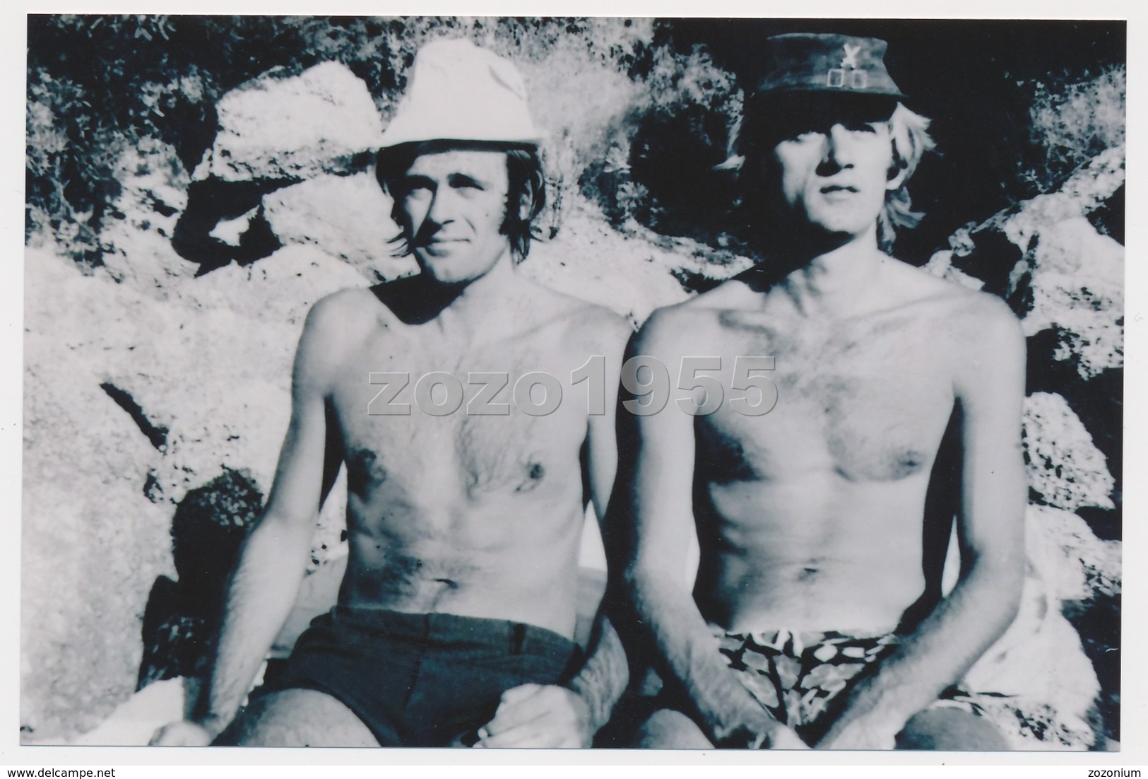 REPRINT - Two Naked Trunks Mucular Guys Men Sit On  Beach  Hommes Nus  Sur La Plage, Mecs, Photo Reproduction - Personnes
