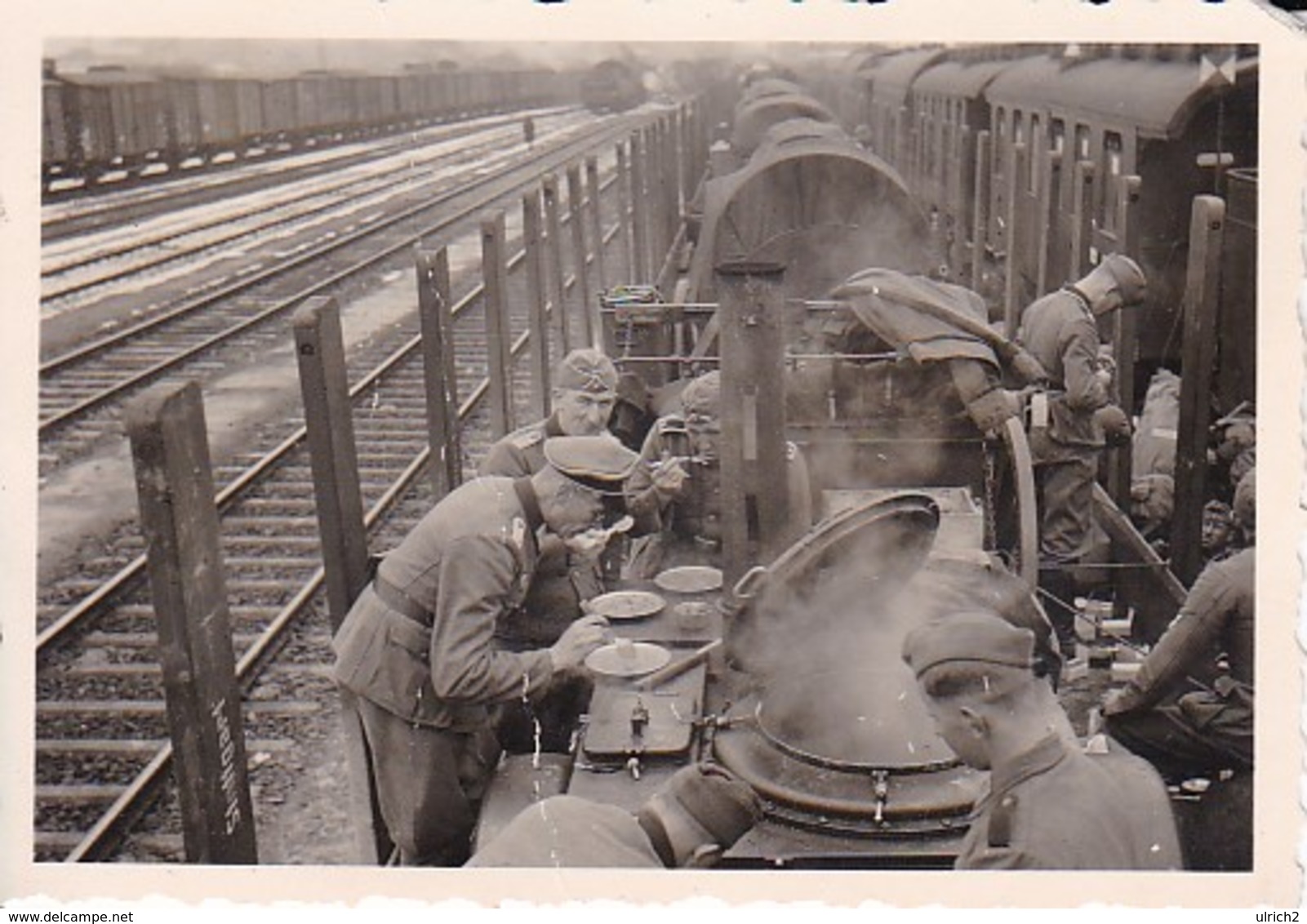 Foto Deutsche Soldaten Beim Essen Auf Bahnwaggon - Feldküche - Fahrt Nach Schlesien - 2. WK - 8*5,5cm (36564) - Guerre, Militaire