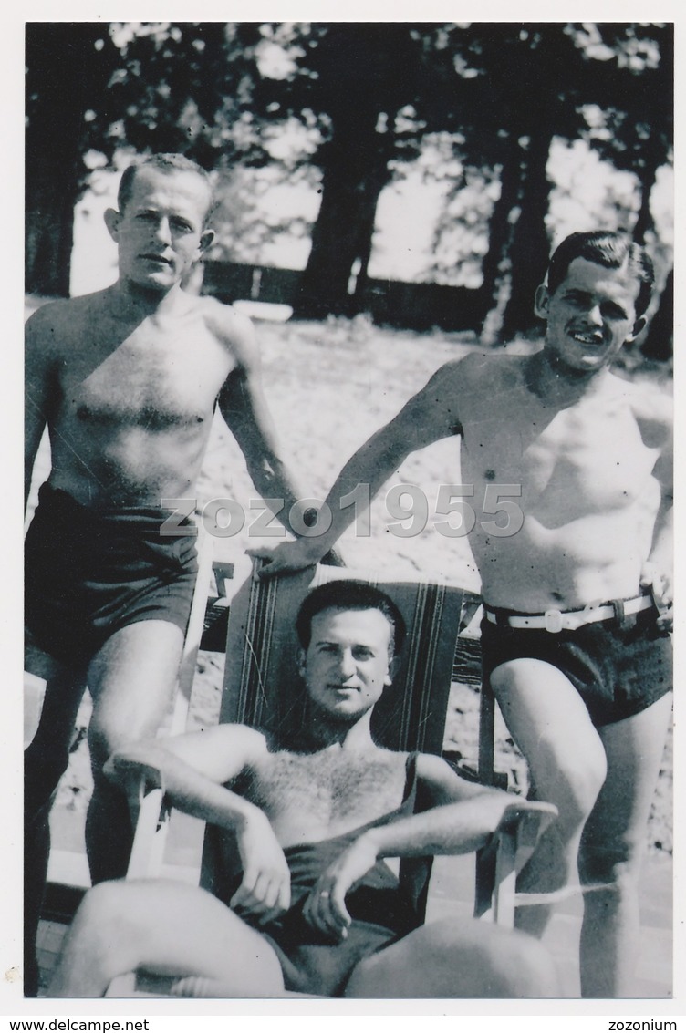 REPRINT -  Three Naked Trunks Mucular Guys Men  On  Beach  Hommes Nus  Sur La Plage, Mecs, Photo Reproduction - Personas
