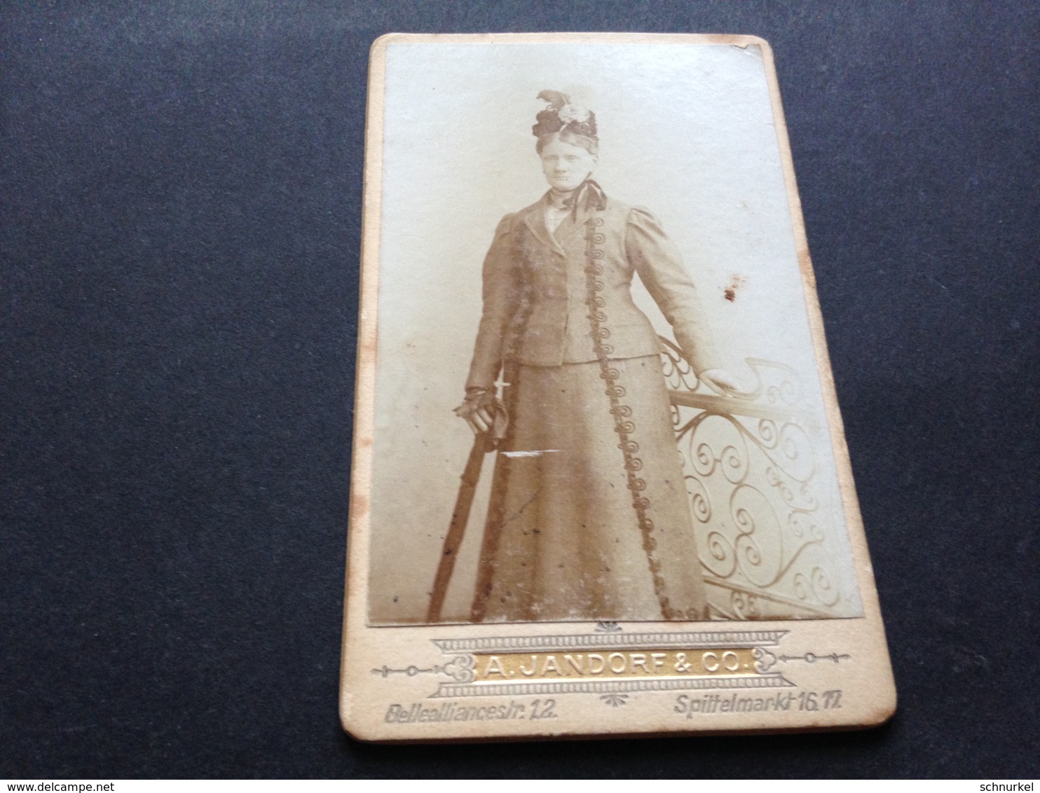 BERLIN - A. JANDORF & CO - AELTERE DAME IN EXTRAVANTEM KLEID MIT HUT - Identified Persons