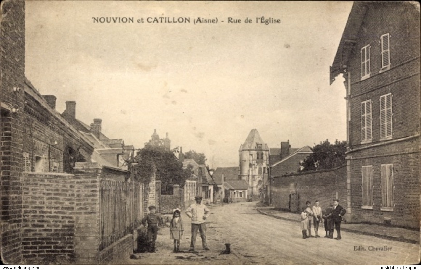 Cp Nouvion Et Catillon Aisne, Rue De L'Eglise, Straßenpartie, Kinder, Kirche - Autres & Non Classés