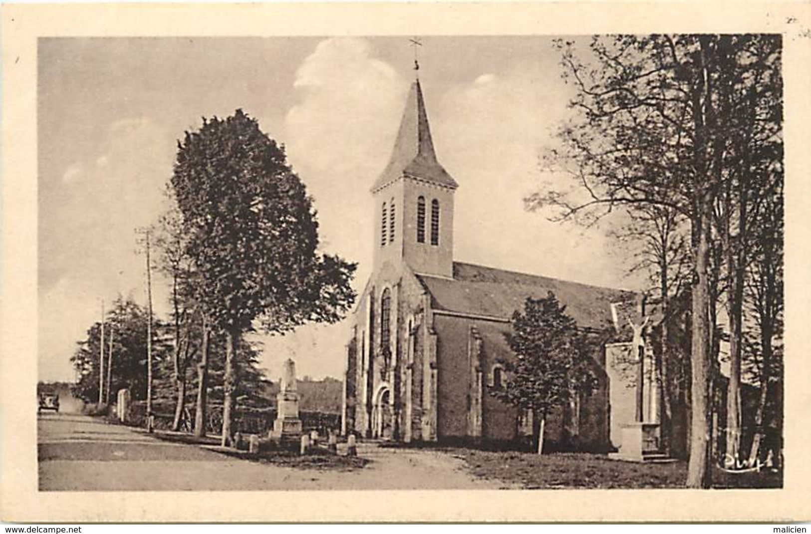 - Dpts Div.-ref-AC897bis- Vienne - Vouneuil Sous Biard -place De L Eglise Et Monument Aux Morts - Calvaire - - Vouneuil Sous Biard