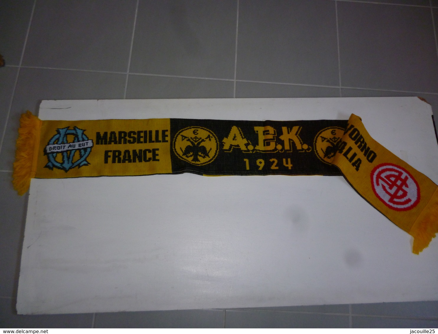 ECHARPE NEUVE DOUBLEE 059 061 RECTO VERSO FOOT FOOTBALL AEK OM OLYMPIQUE MARSEILLE - Autres & Non Classés