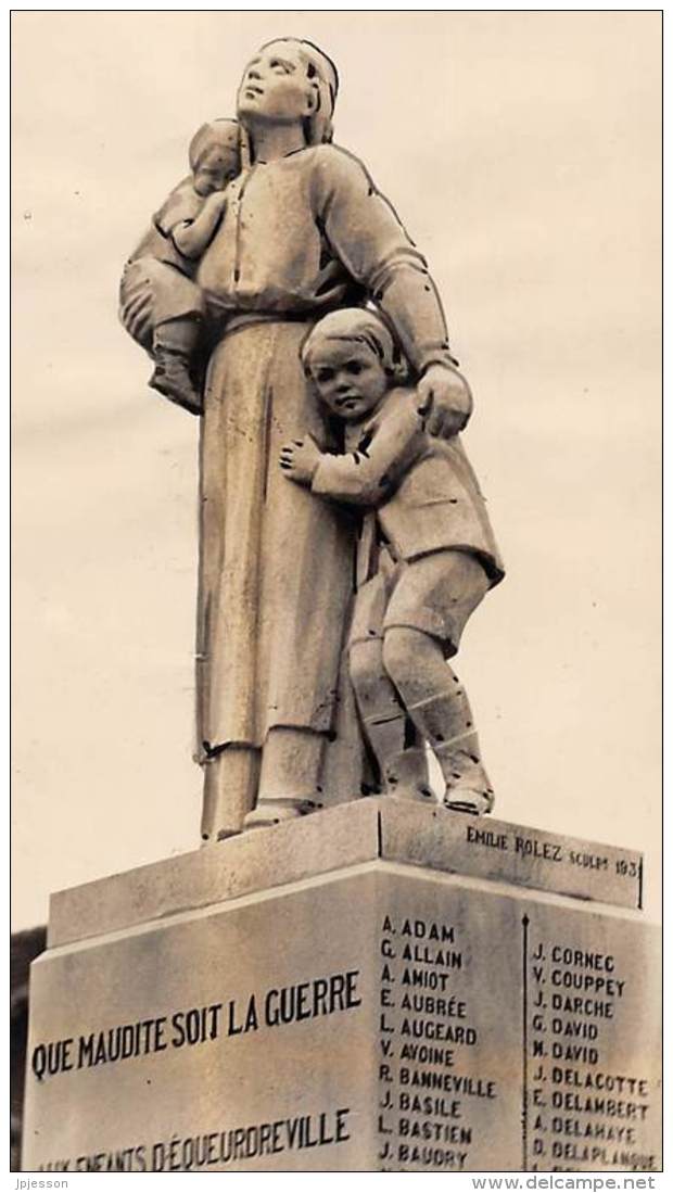 PHOTOGRAPHIE  MANCHE  EQUEURDREVILLE  MONUMENT AUX MORTS GUERRE 14 18  "QUE MAUDITE SOIT LA GUERRE" - Lieux